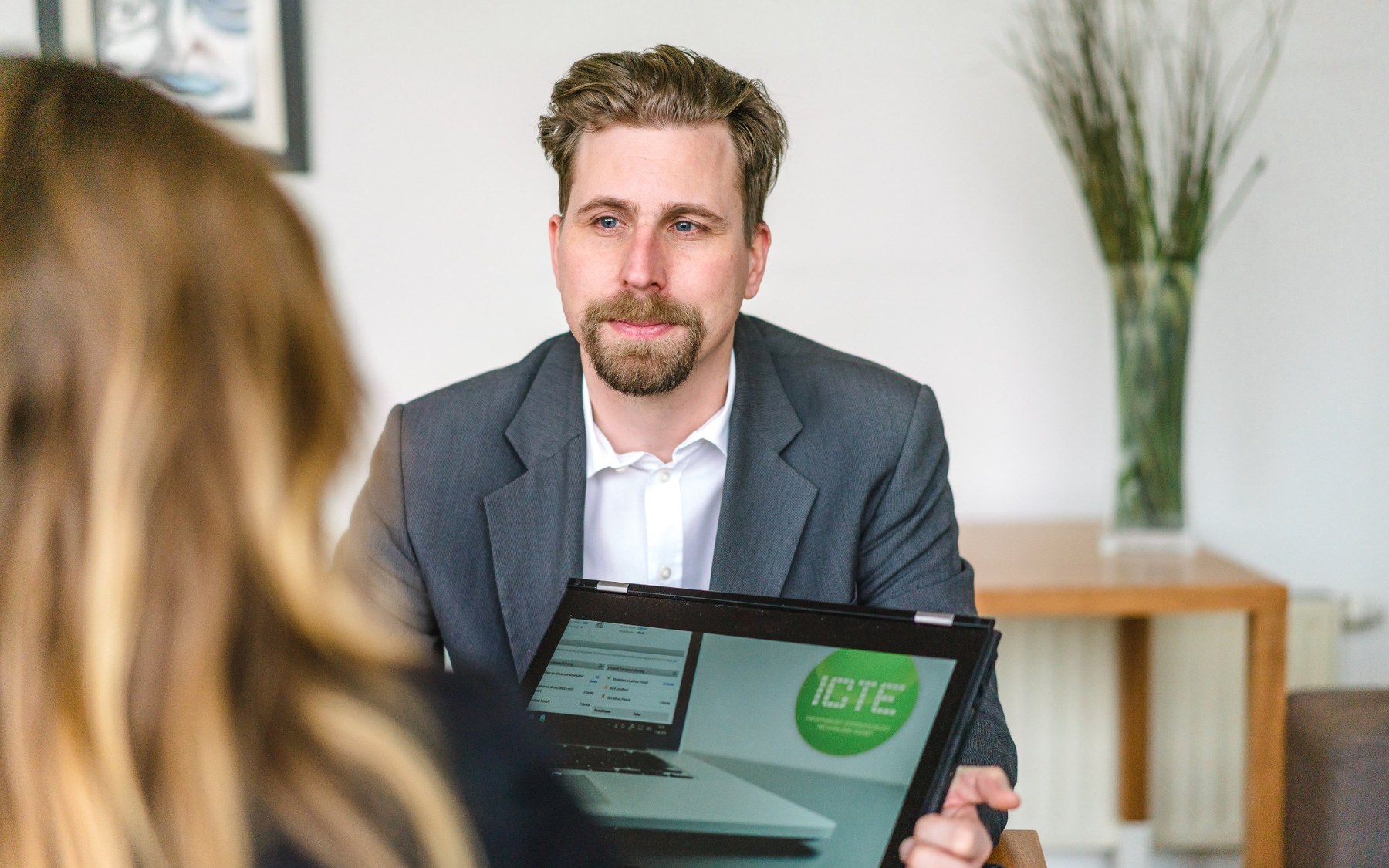 Jürgen Ebner von ICTE im Beratungsgespräch